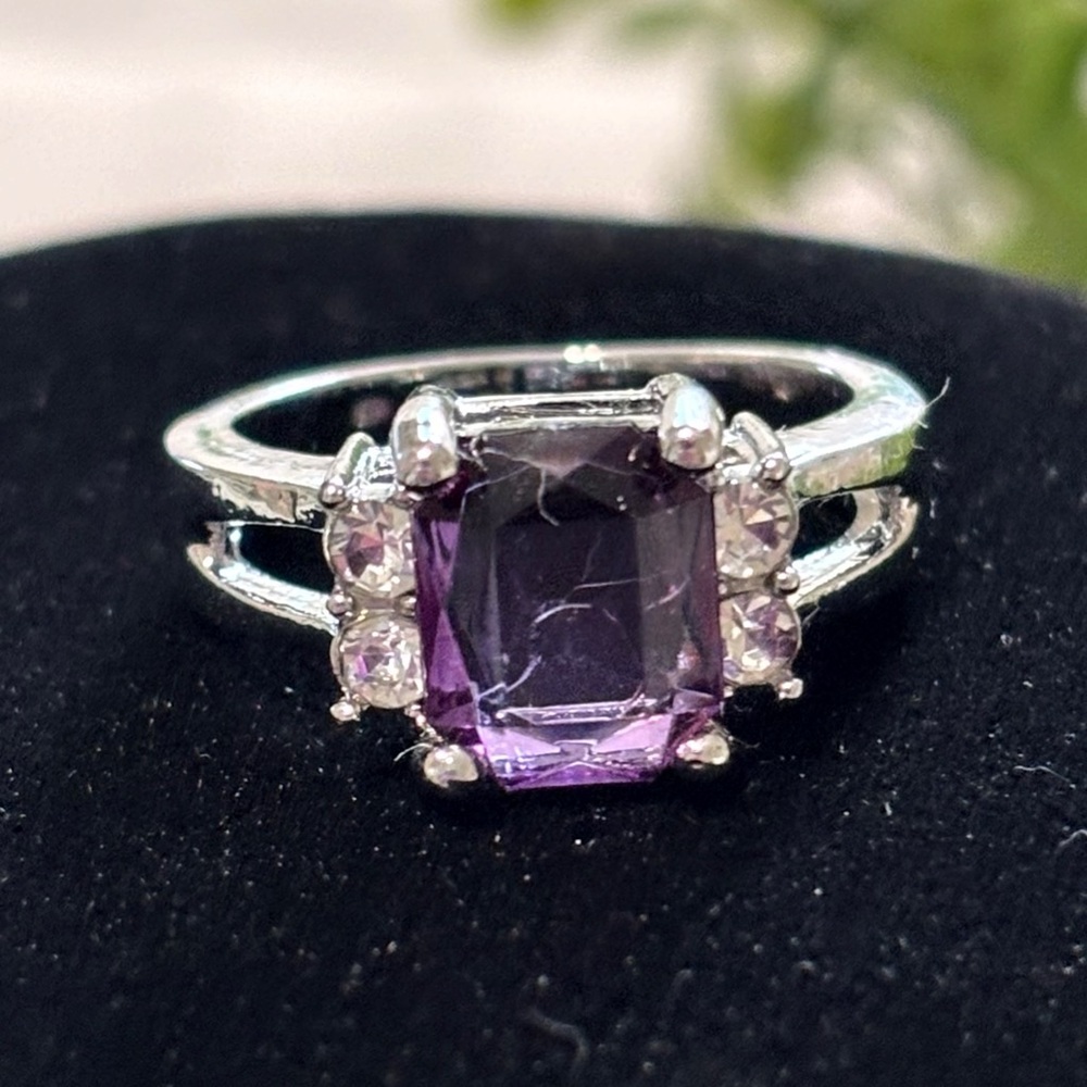 Elegant Faux Amethyst Gemstone Silver Tone Ring Size 7 NWT